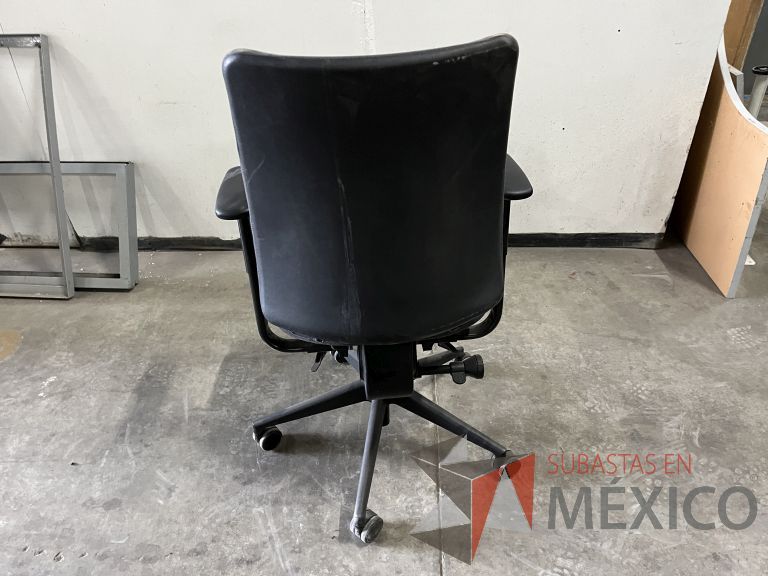 Lote 022 - 5 Sillas ejecutivas con ruedas, descansabrazos, asiento y respaldo en tela color azul - Imagen 5