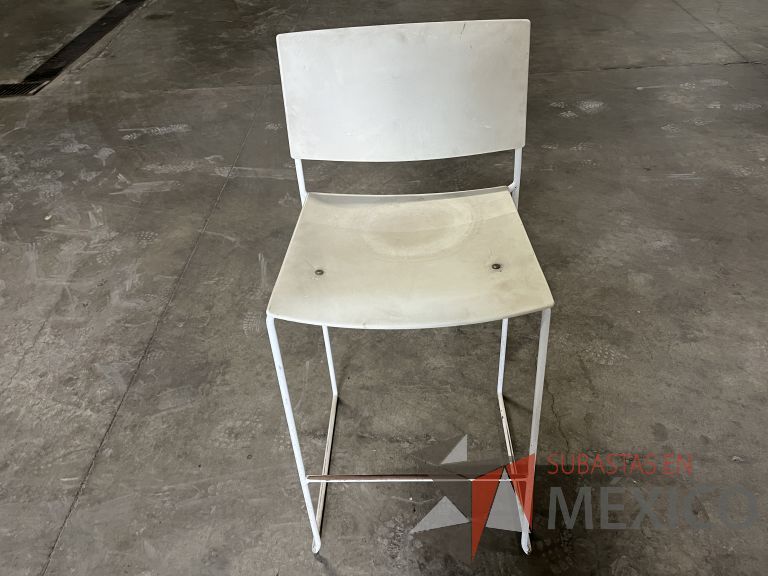 Lote 019 - 4 Sillas altas, descansapies, asiento y respaldo en plástico color blanco