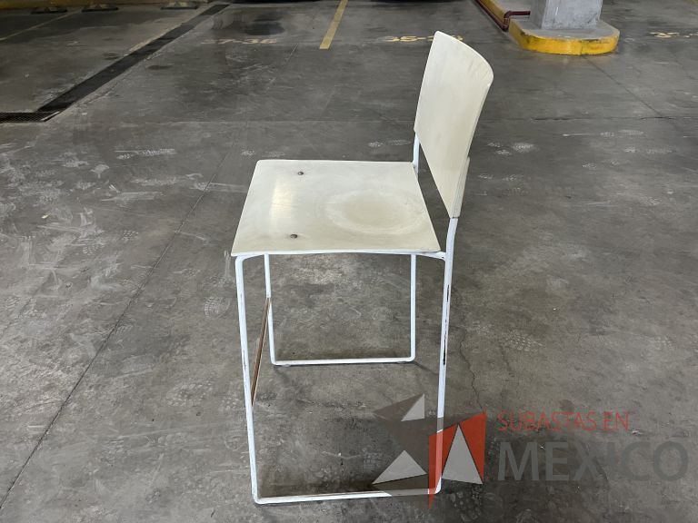 Lote 019 - 4 Sillas altas, descansapies, asiento y respaldo en plástico color blanco - Imagen 4