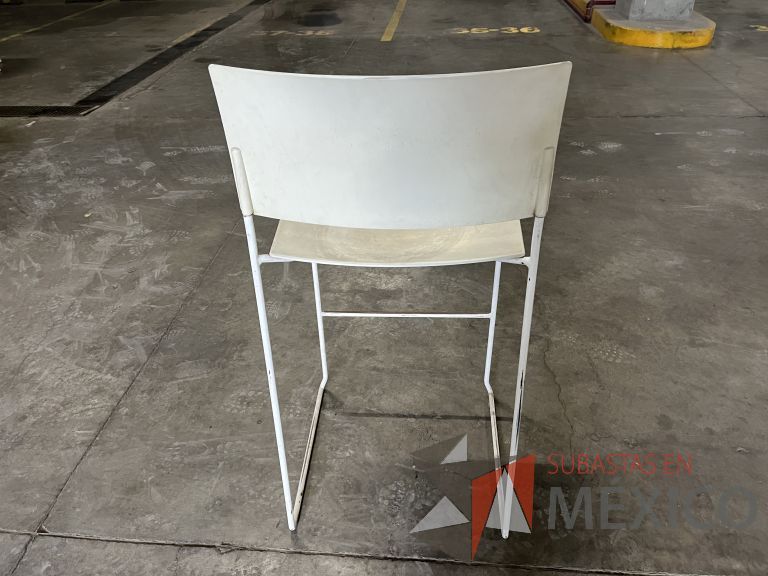 Lote 019 - 4 Sillas altas, descansapies, asiento y respaldo en plástico color blanco - Imagen 5