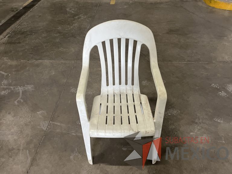 Lote 024 - 2 Sillas fijas, asiento y respaldo en plástico color blanco - Imagen 2