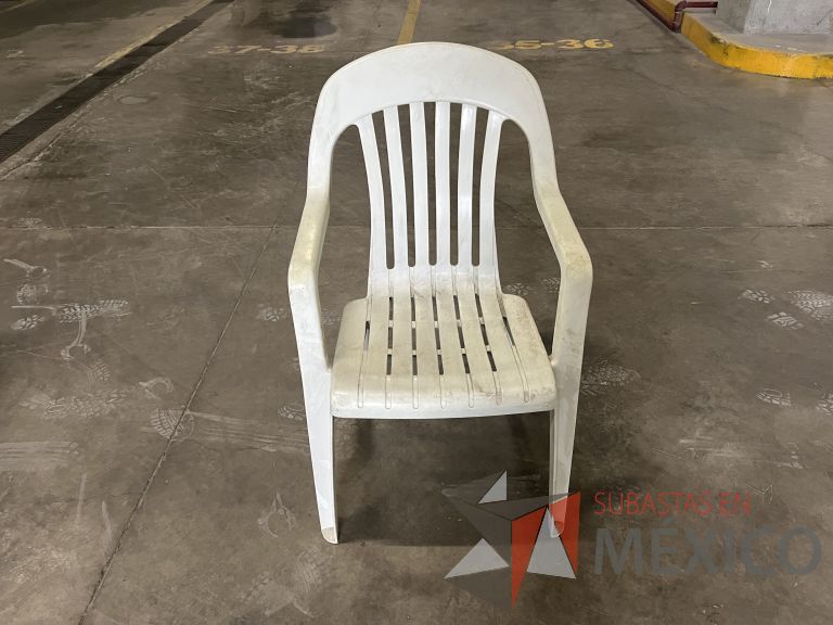 Lote 024 - 2 Sillas fijas, asiento y respaldo en plástico color blanco