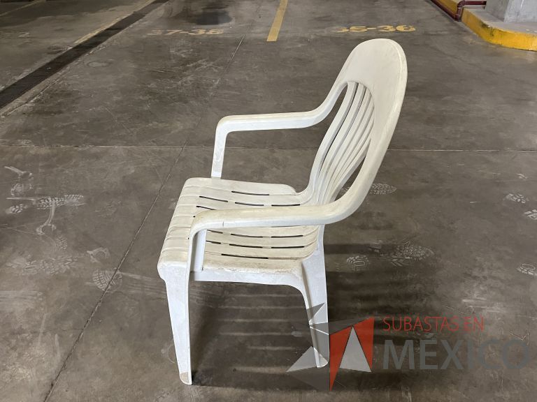 Lote 024 - 2 Sillas fijas, asiento y respaldo en plástico color blanco - Imagen 5