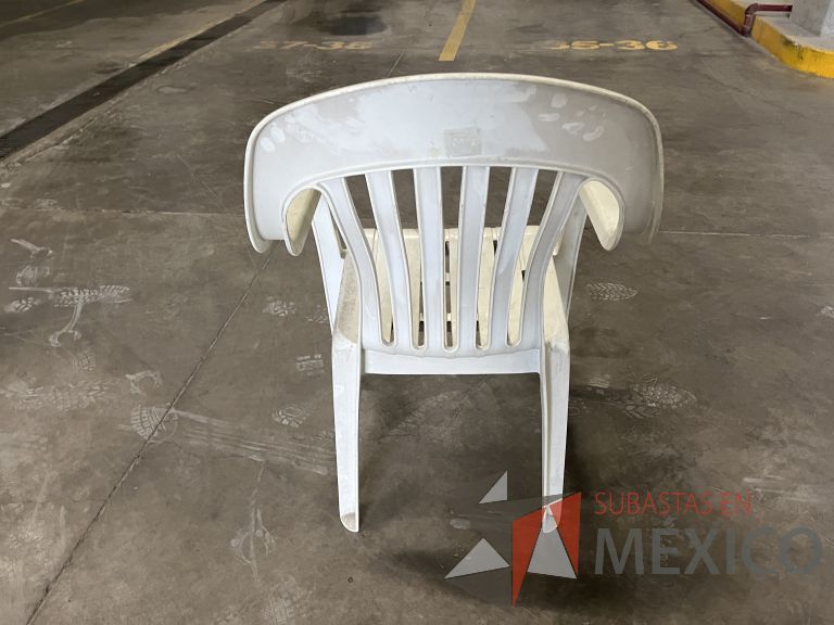 Lote 024 - 2 Sillas fijas, asiento y respaldo en plástico color blanco - Imagen 6