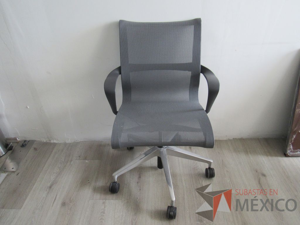 Lote 010 - Silla operativa con ruedas, descansa brazos, asiento y respaldo en malla color gris