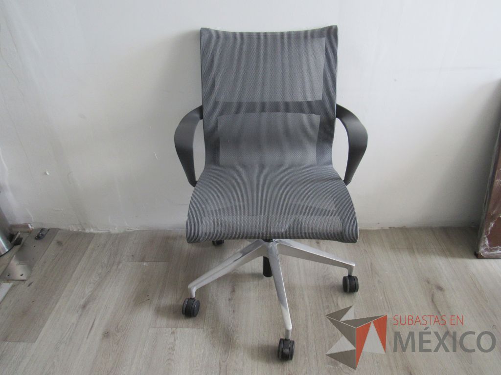 Lote 010 - Silla operativa con ruedas, descansa brazos, asiento y respaldo en malla color gris - Imagen 2