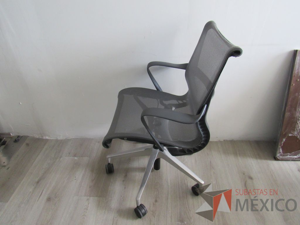 Lote 010 - Silla operativa con ruedas, descansa brazos, asiento y respaldo en malla color gris - Imagen 3