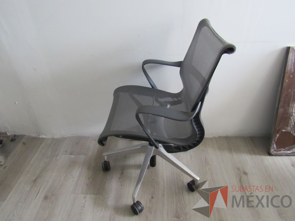 Lote 010 - Silla operativa con ruedas, descansa brazos, asiento y respaldo en malla color gris - Imagen 4