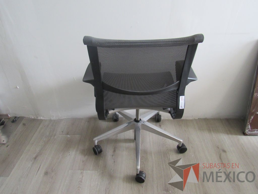 Lote 010 - Silla operativa con ruedas, descansa brazos, asiento y respaldo en malla color gris - Imagen 5