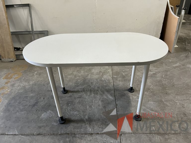 Lote 029 - 2 Mesas de trabajo con patas metálicas y cubierta ovalada color blanco - Imagen 2
