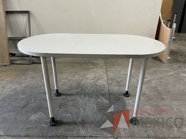 Lote 029 - 2 Mesas de trabajo con patas metálicas y cubierta ovalada color blanco - Imagen 3