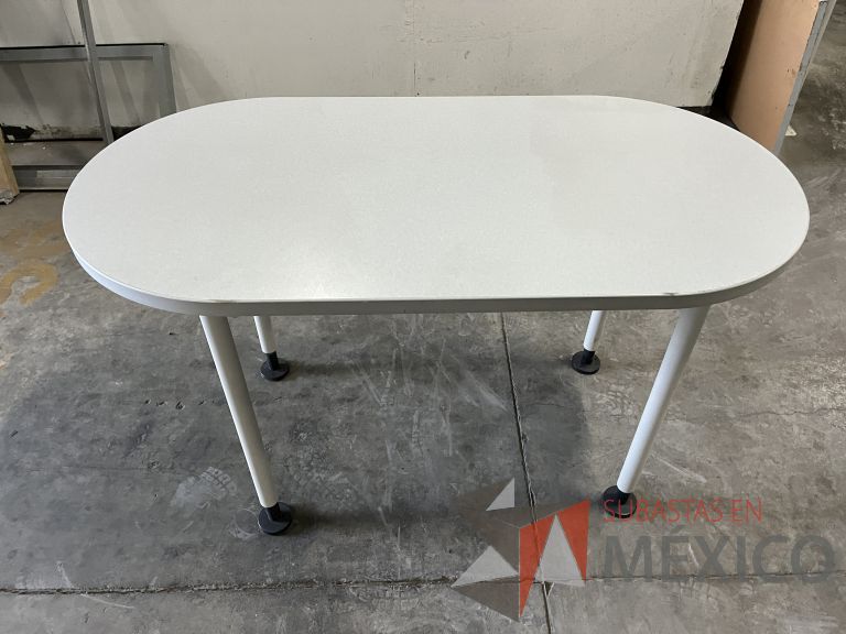 Lote 029 - 2 Mesas de trabajo con patas metálicas y cubierta ovalada color blanco - Imagen 4