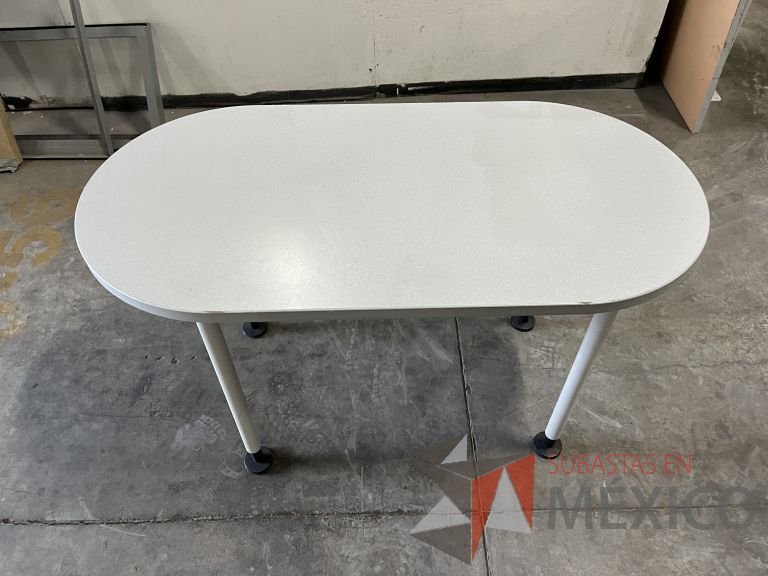 Lote 029 - 2 Mesas de trabajo con patas metálicas y cubierta ovalada color blanco - Imagen 5