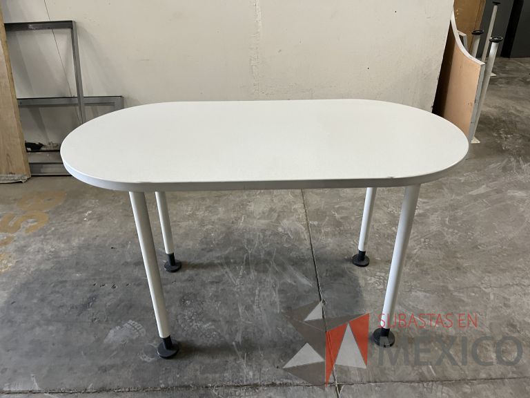 Lote 029 - 2 Mesas de trabajo con patas metálicas y cubierta ovalada color blanco