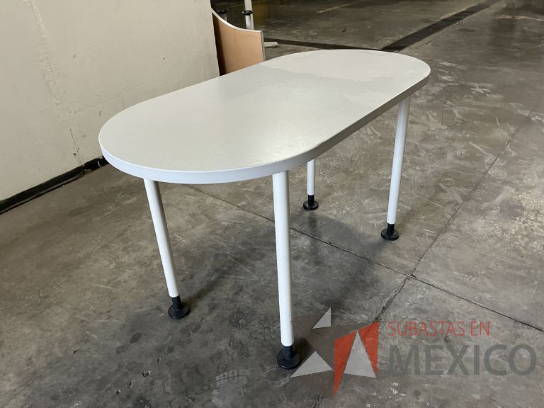Lote 029 - 2 Mesas de trabajo con patas metálicas y cubierta ovalada color blanco - Imagen 7