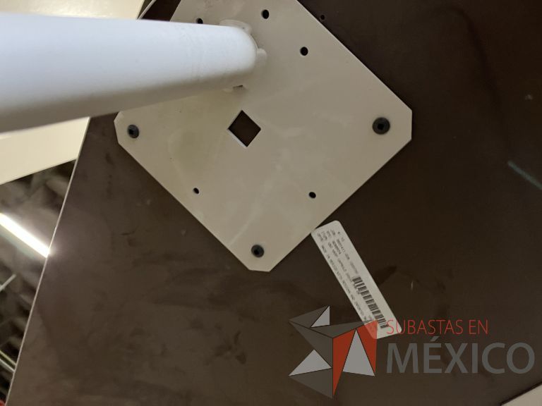 Lote 029 - 2 Mesas de trabajo con patas metálicas y cubierta ovalada color blanco - Imagen 9