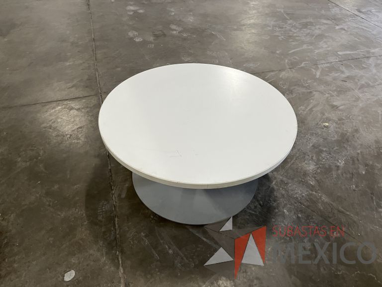 Lote 060 - Mesa de apoyo redonda con base metálica y cubierta color blanco - Imagen 2