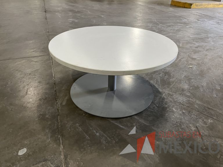 Lote 060 - Mesa de apoyo redonda con base metálica y cubierta color blanco - Imagen 3