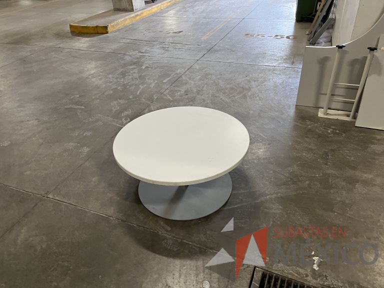 Lote 060 - Mesa de apoyo redonda con base metálica y cubierta color blanco - Imagen 4