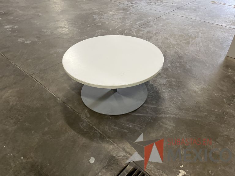 Lote 060 - Mesa de apoyo redonda con base metálica y cubierta color blanco - Imagen 5