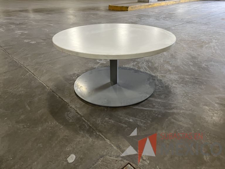 Lote 060 - Mesa de apoyo redonda con base metálica y cubierta color blanco