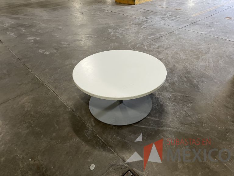 Lote 060 - Mesa de apoyo redonda con base metálica y cubierta color blanco - Imagen 6