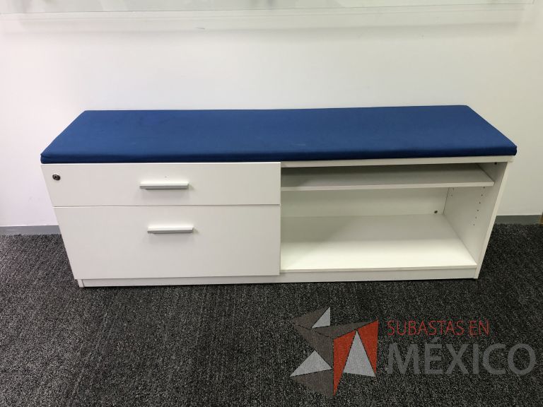 Lote 001 - Credenza con 2 cajones, 1 entrepaño y cojín superior color azul - Imagen 2
