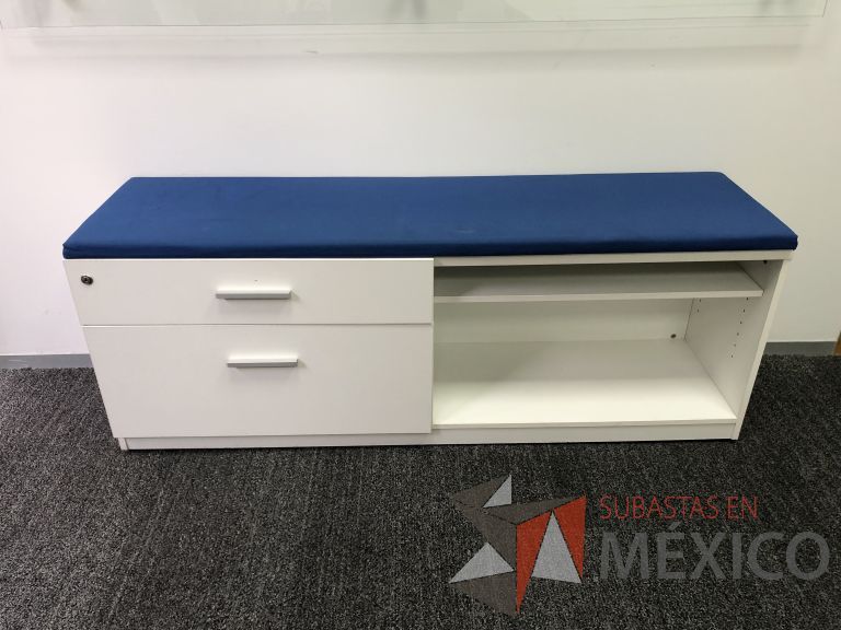 Lote 001 - Credenza con 2 cajones, 1 entrepaño y cojín superior color azul