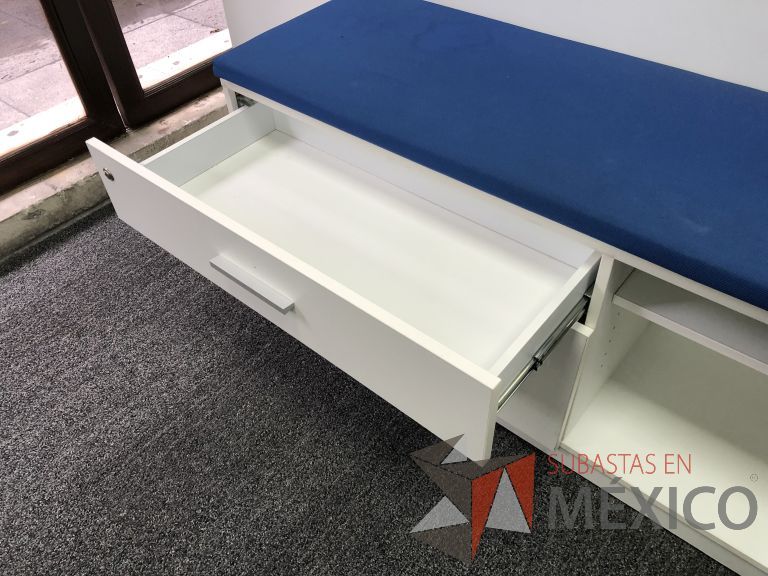 Lote 001 - Credenza con 2 cajones, 1 entrepaño y cojín superior color azul - Imagen 5