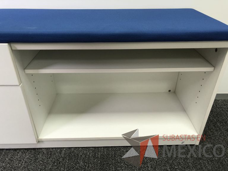Lote 001 - Credenza con 2 cajones, 1 entrepaño y cojín superior color azul - Imagen 8