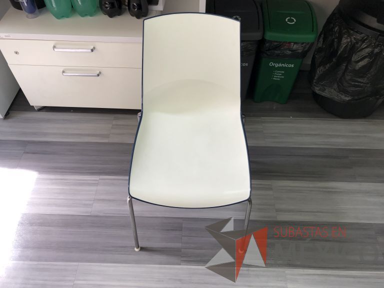 Lote 009 - Silla fija, patas metálicas, asiento y respaldo en plástico color blanco con azul - Imagen 2