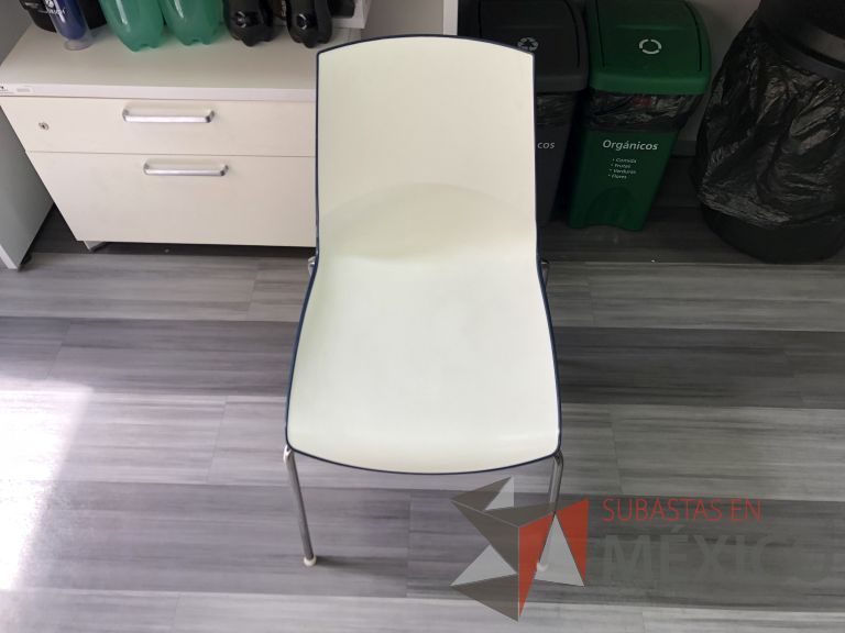 Lote 009 - Silla fija, patas metálicas, asiento y respaldo en plástico color blanco con azul