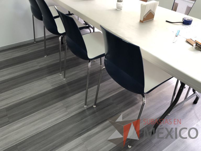 Lote 009 - Silla fija, patas metálicas, asiento y respaldo en plástico color blanco con azul - Imagen 3