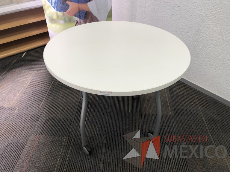 Lote 007 - Mesa redonda con 4 patas metálicas con ruedas y cubierta color blanco - Imagen 2