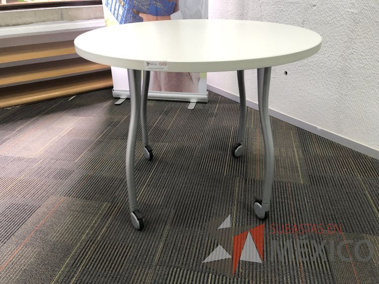 Lote 007 - Mesa redonda con 4 patas metálicas con ruedas y cubierta color blanco - Imagen 4