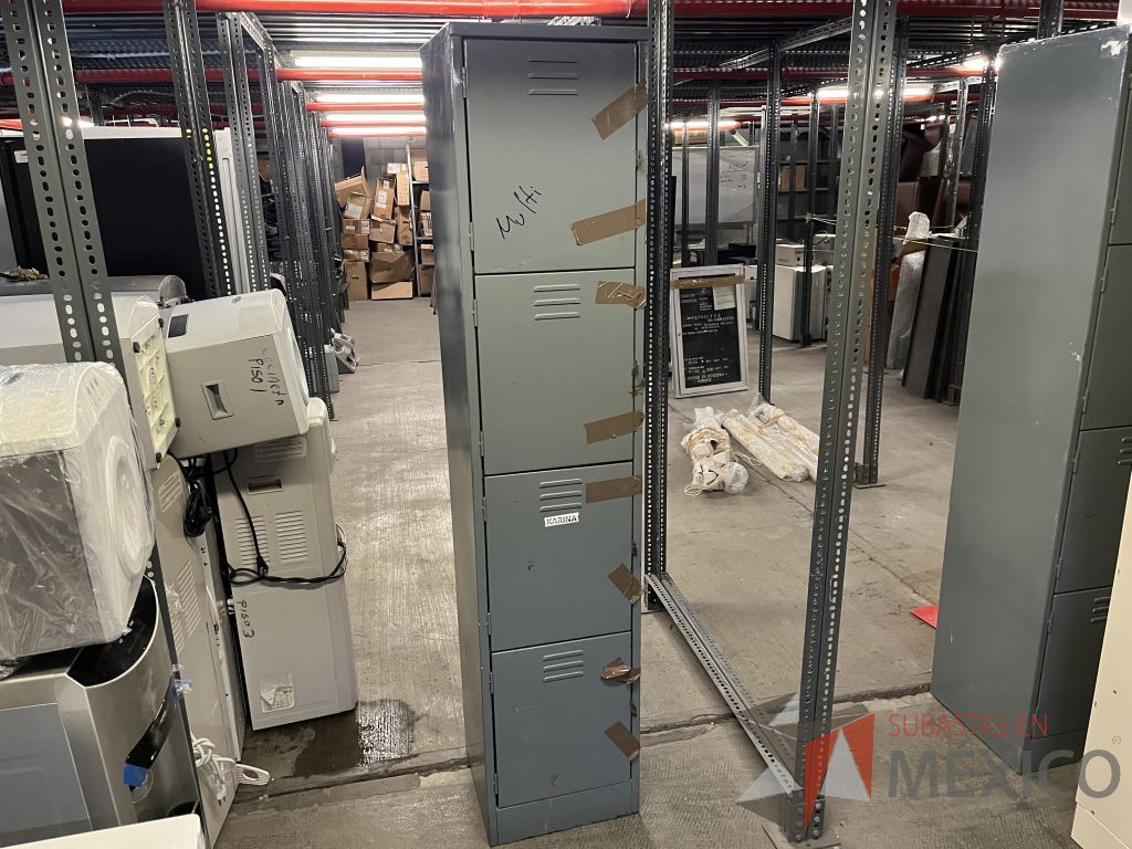 Lote 048 - Lote con 62 artículos (Persianas, mesas de madera y de trabajo, lockers, credenzas, escritorios y libreros) - Imagen 11