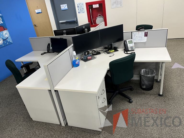 Lote 036 - Estación de trabajo para 4 personas con 4 archiveros de pedestal de 3 cajones y cubiertas color beige