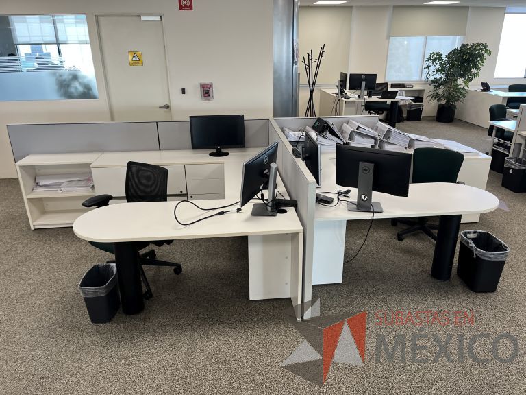 Lote 038 - Estación de trabajo para 2 personas con librero de 1 entrepaño y 5 cajones color beige