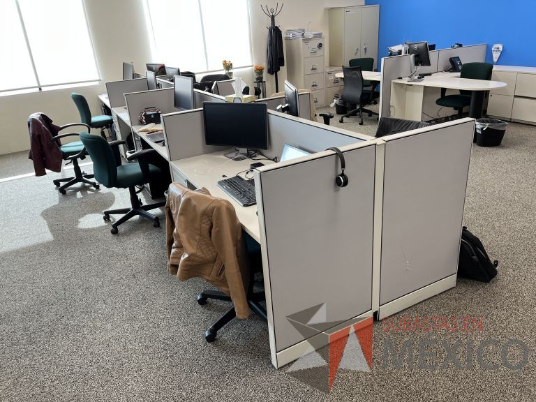 Lote 039 - Estación de trabajo para 8 personas con 8 archivero de pedestal de 3 cajones - Imagen 2