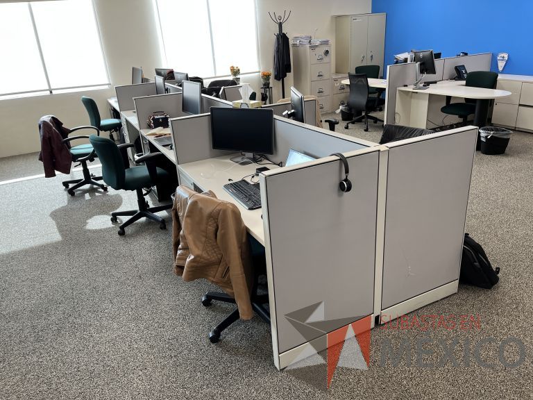 Lote 039 - Estación de trabajo para 8 personas con 8 archivero de pedestal de 3 cajones - Imagen 3