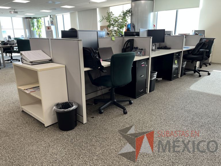 Lote 039 - Estación de trabajo para 8 personas con 8 archivero de pedestal de 3 cajones