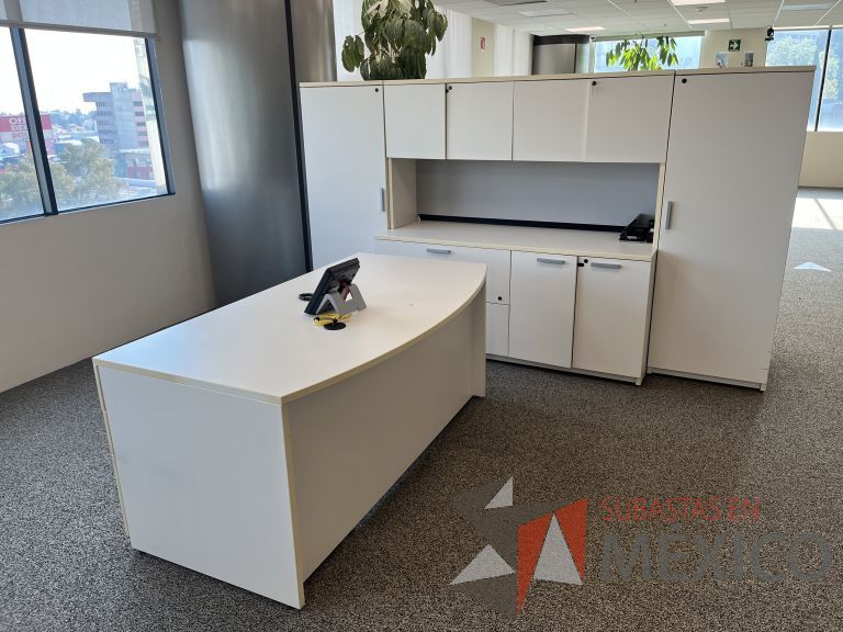 Lote 015 - Escritorio con 6 cajones, gabinete con 8 puertas y 2 cajones color beige - Imagen 5