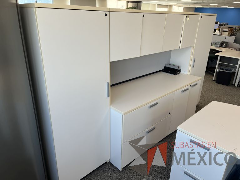Lote 015 - Escritorio con 6 cajones, gabinete con 8 puertas y 2 cajones color beige - Imagen 7