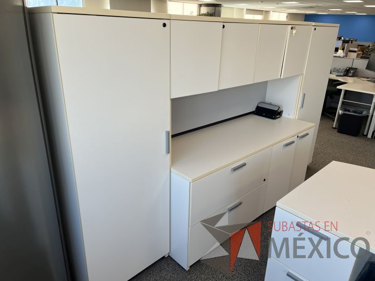 Lote 015 - Escritorio con 6 cajones, gabinete con 8 puertas y 2 cajones color beige - Imagen 8