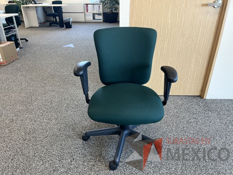 Lote 051 - 5 Sillas operativas con ruedas, descansabrazos, asiento y respaldo en tela color verde y 2 Gabinetes de 2 puertas beige - Imagen 4