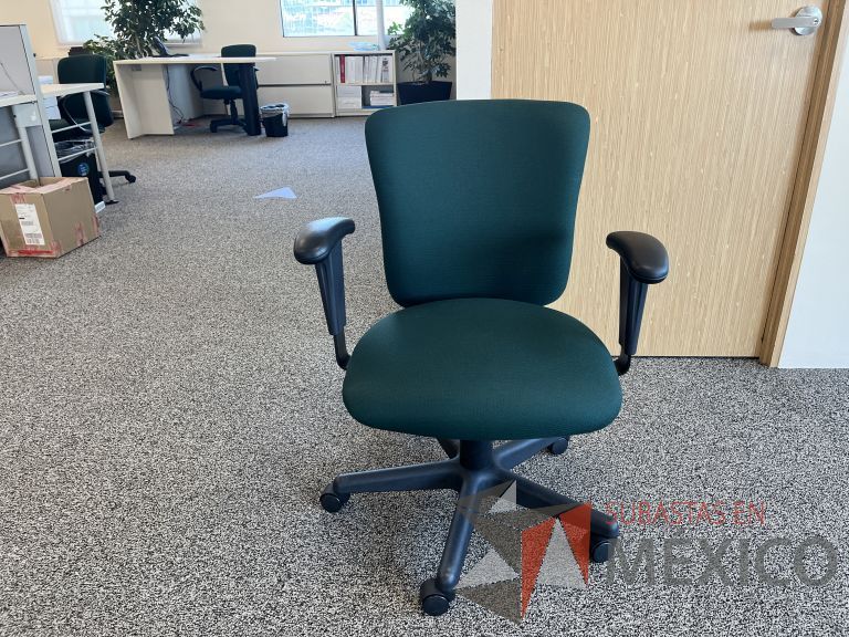 Lote 051 - 5 Sillas operativas con ruedas, descansabrazos, asiento y respaldo en tela color verde y 2 Gabinetes de 2 puertas beige - Imagen 5