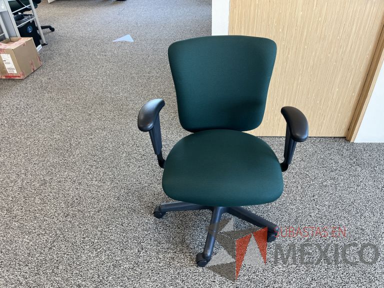 Lote 051 - 5 Sillas operativas con ruedas, descansabrazos, asiento y respaldo en tela color verde y 2 Gabinetes de 2 puertas beige