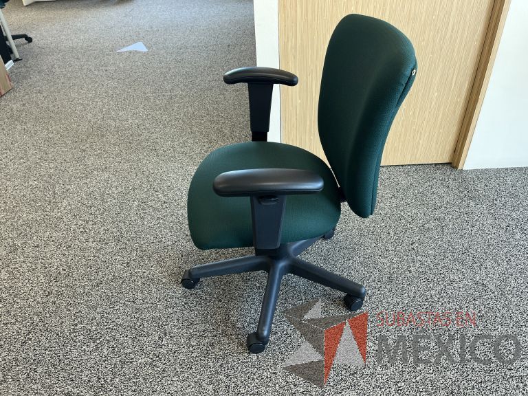 Lote 082 - 2 Sillas operativas con ruedas, descansabrazos, asiento y respaldo en tela color verde - Imagen 2