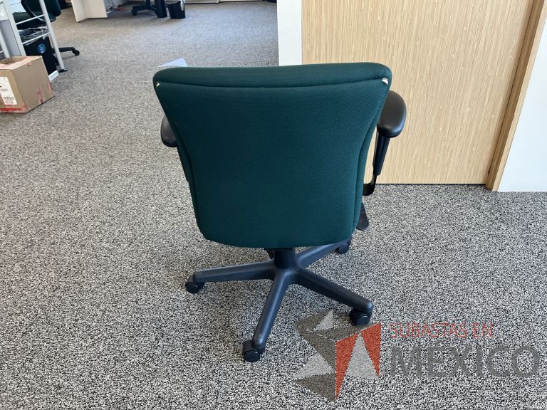 Lote 082 - 2 Sillas operativas con ruedas, descansabrazos, asiento y respaldo en tela color verde - Imagen 3