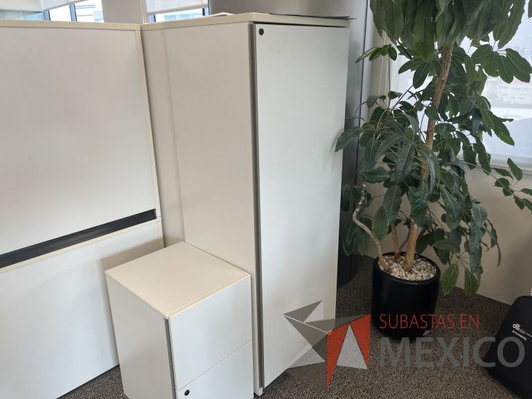 Lote 010 - Gabinete alto de 1 puerta con 3 cajones y 1 entrepaño color beige - Imagen 3